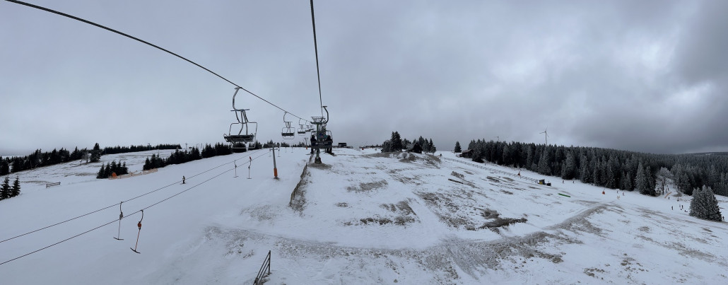 Im Gegenteil dazu die Südseite - in Neklid geht abseits beschneiter Pisten nichts, links die "Moser" (18) und rechts die "Karasek" (19)