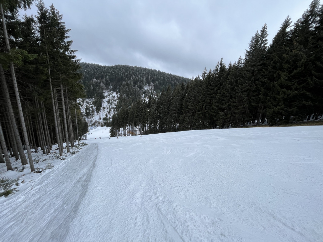 Schwarzer Pistenteil der "Karasek" mit Höhenunterschied zum Gelände, die Auflage hat noch Reserven...