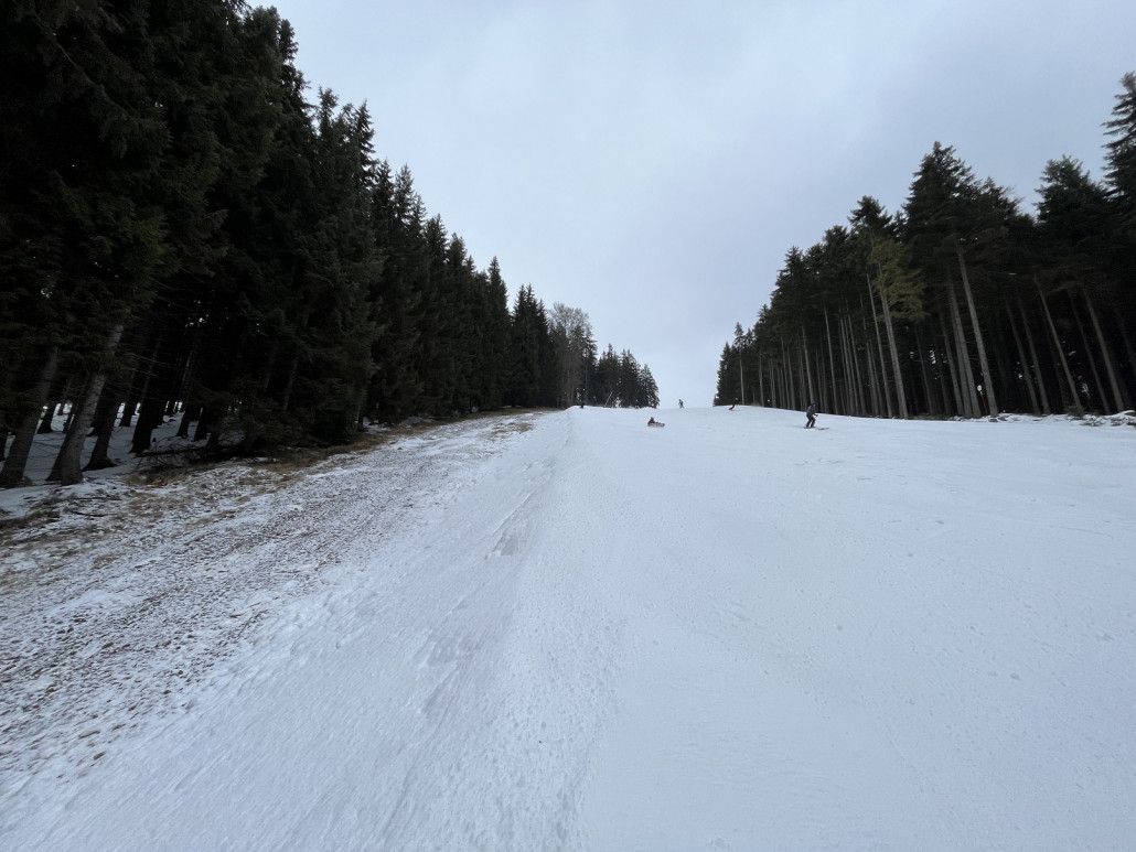 ...andererseits fehlen talwärts rechts 3-5m an Pistenbreite