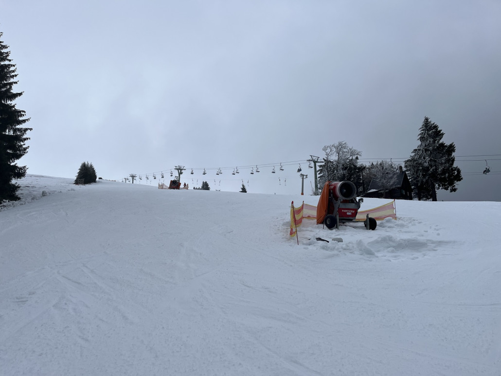 zwei mobile Schneekanonen stehen noch auf der "Moser", vermutlich soll hier nachbeschneit werden wenn es möglich ist