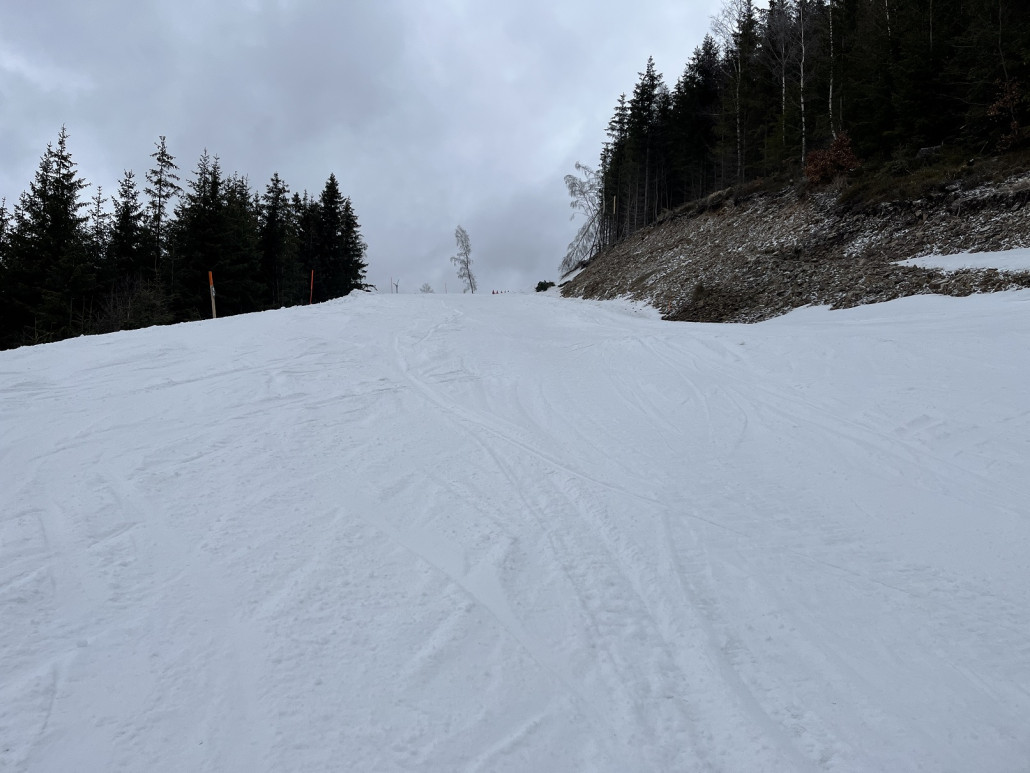 ..allerdings in steilen Teilen abgerutscht bis zum Grundeis, und dann mit zusammengeschobenen Haufen weil die Anfänger hart bremsen oder im Schneepflug fahren