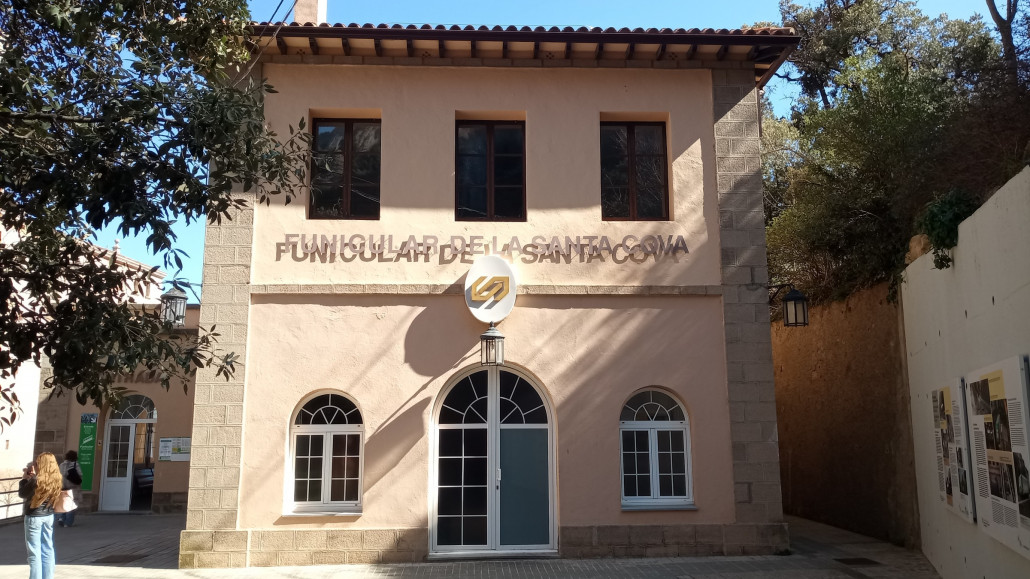 Wie man an dem Symbol in der Mitte erkennt, wird auch diese bahn von der lokalen Eisenbahngesellschaft FGC betrieben.