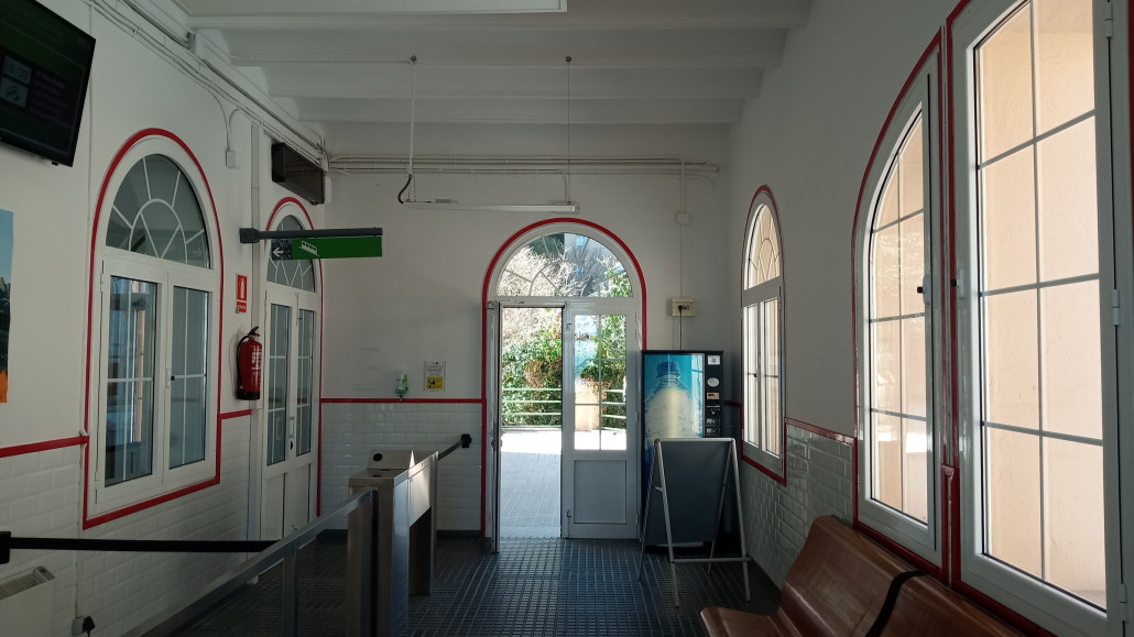 Im Inneren mit den in Spanien üblichen Bahnsteigschranken