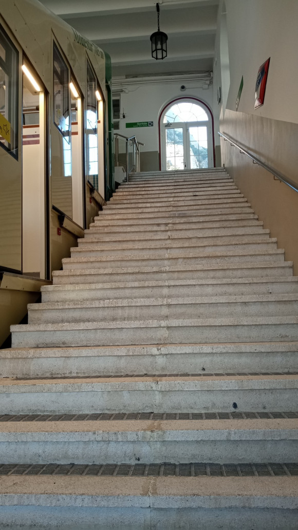 Bahnsteig, sehr Steil, wie die ganze Bahn