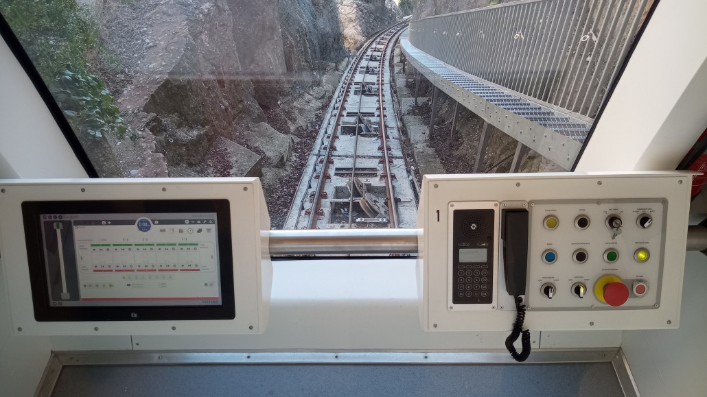 Übersichtliche Steuerung vor einer Panoramascheibe