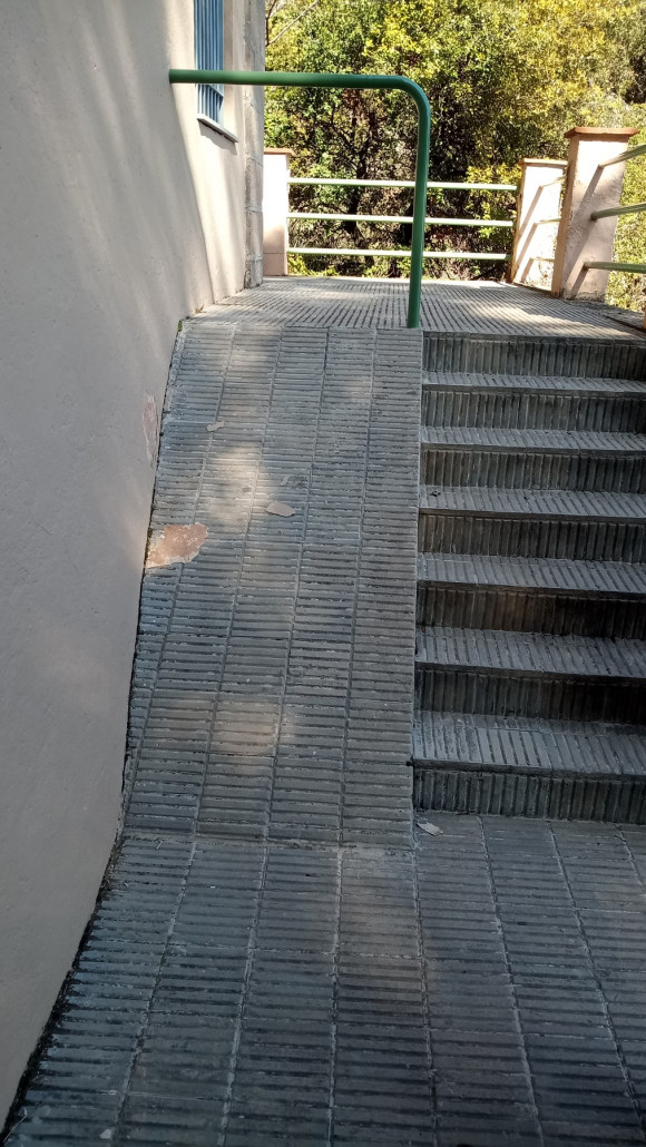 Hier, knapp nach dem Ausgang, der verzweifelte Versuch eines behinderten gerechten Zugangs.