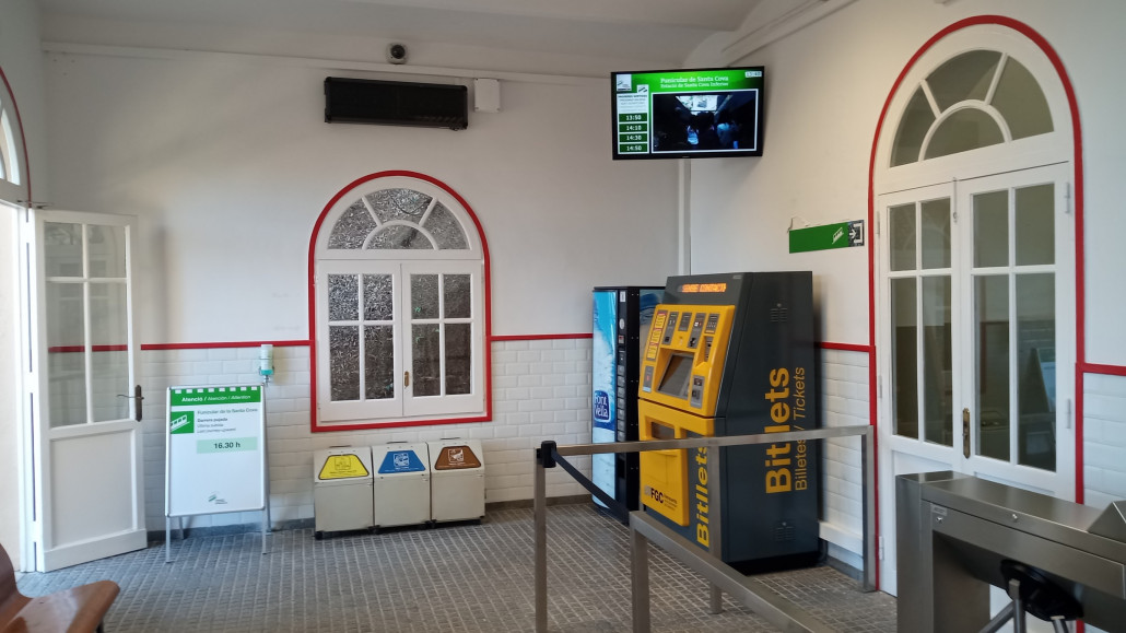 Ein Fahrkartenautomat und ein digitaler Fahrplan was jetzt eher an eine U-Bahnstation in Barcelona erinnerte.