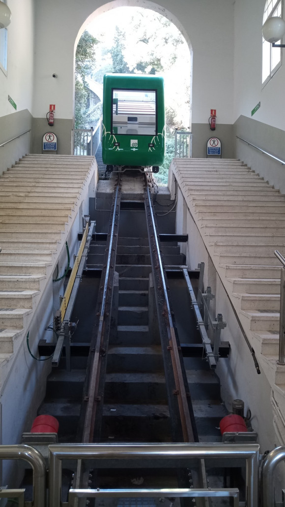 Der unbesetzte Gegenwagen entfernt sich von uns