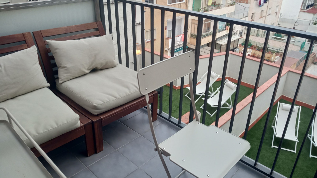 Vielleicht schon ein wenig zuviel Möbel drauf.