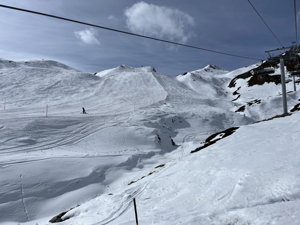 Die 45 ist die erste Piste heute, die nicht so gut ist: einige wenige Steine und frühzeitig schon stark zerfahren. Frisch präpariert???