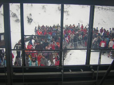 Warteschlange von der Talstation aus gesehen.