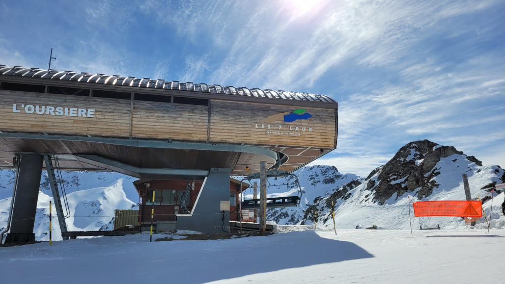 Oursière-Bergstation in Holzverkleidung