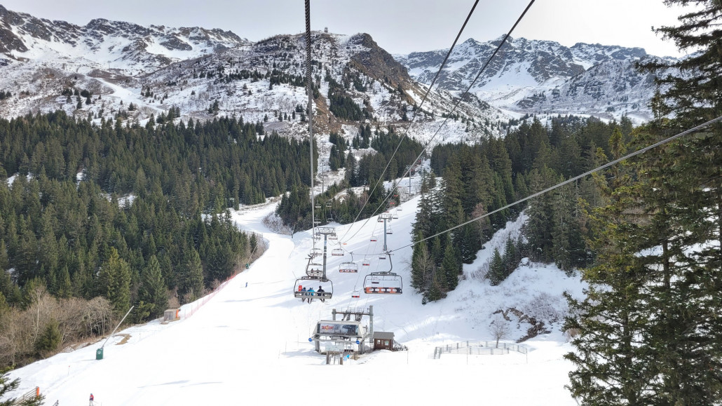 Chamois-Sessel, darunter Lac-Talstation