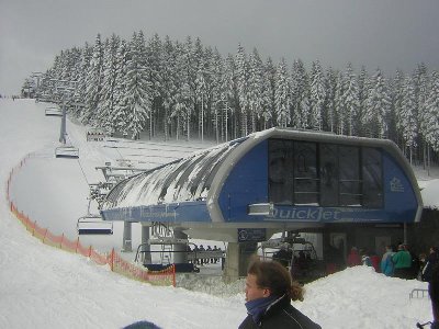 Dann ging es rüber zum Quickjet. Hier Talstation, Strecke und Bergstation :)