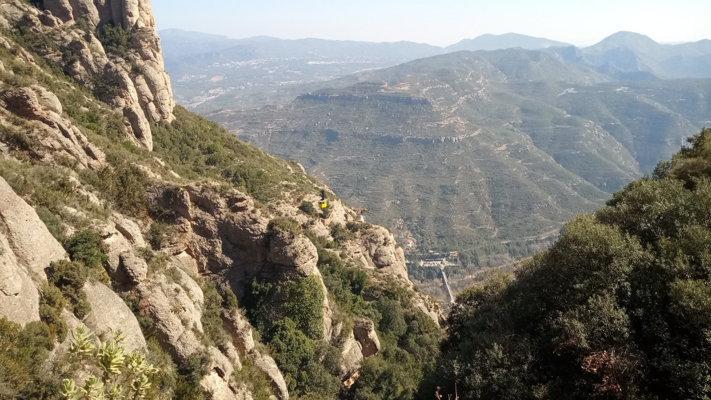 Ein netter Blick zum Bahnhof. Auf der Hinfahrt konnte ich dort einen kurzen Blick auf die Gastronomie des selben erhaschen. Diese sah sehr einladend aus und eine  Bahnhofsgaststätte war nach den positiven Überraschungen bei den spanischen Eisenbahnen, auch noch zu testen.