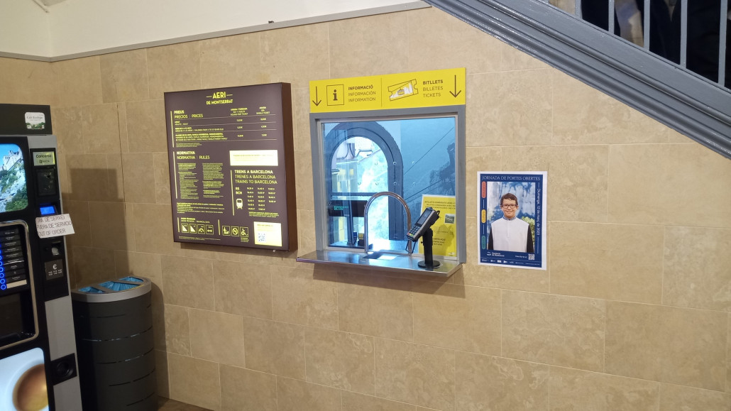 Fahrkartenschalter. Ob der junge Herr da rechts ein Clown gefrühstückt hat?