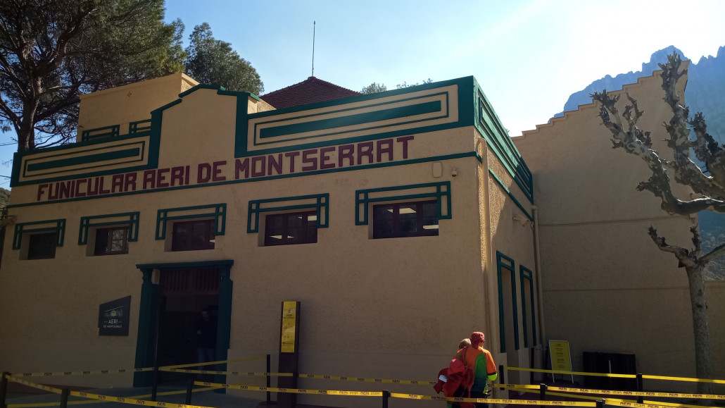 Das wirklich schöne aber schlichte Stationsgebäude, nach dem Spanischem Bürgerkrieg wieder aufgebaut.