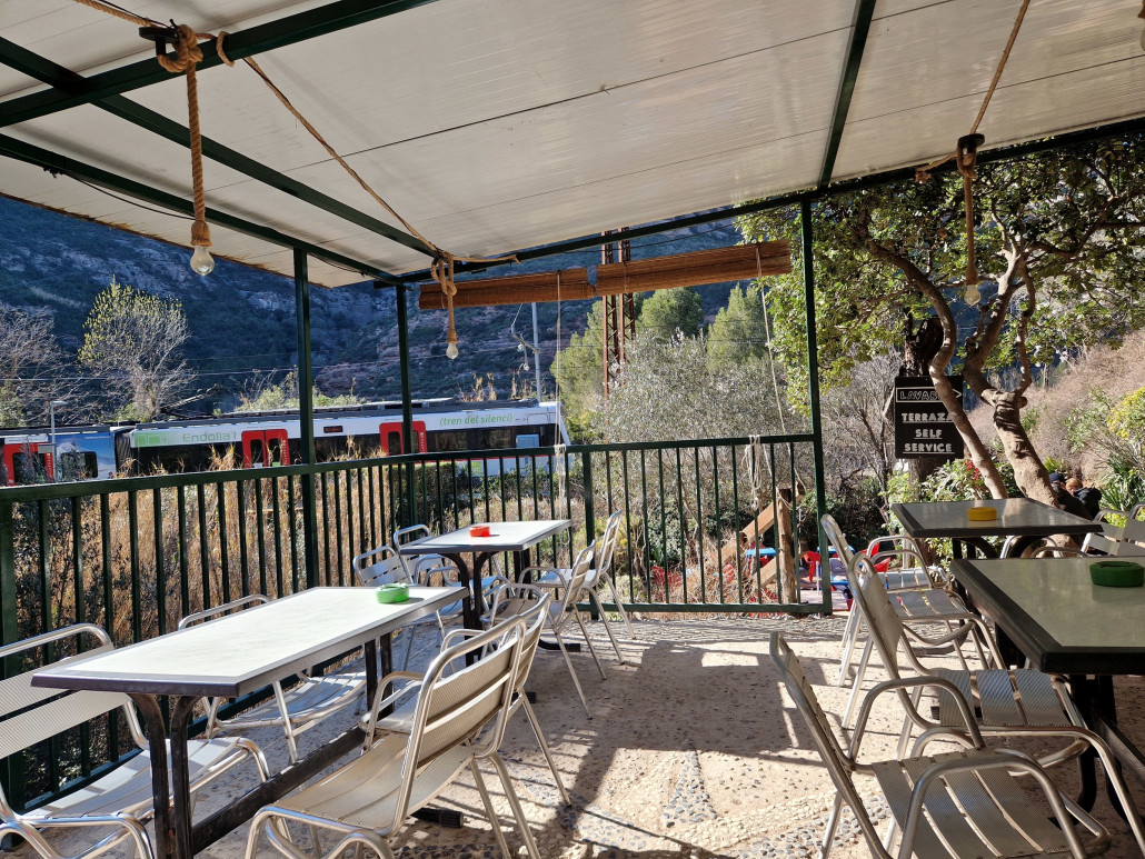 Und hier in der netten Bahnhofsbar erst recht ... leider hätte die frischgemachte Paella 1 Stunde gedauert sonst hätten wir uns das glatt gegeben aber wie das mit Zeitplänen so ist