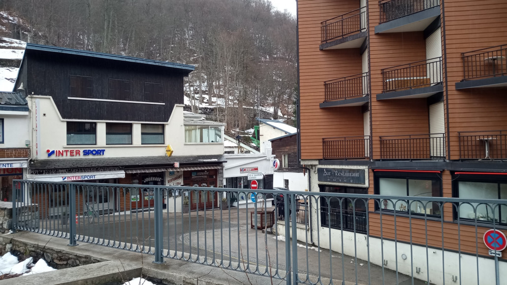 Blick vom Parkplatz zur Station und da schaut sie hinaus