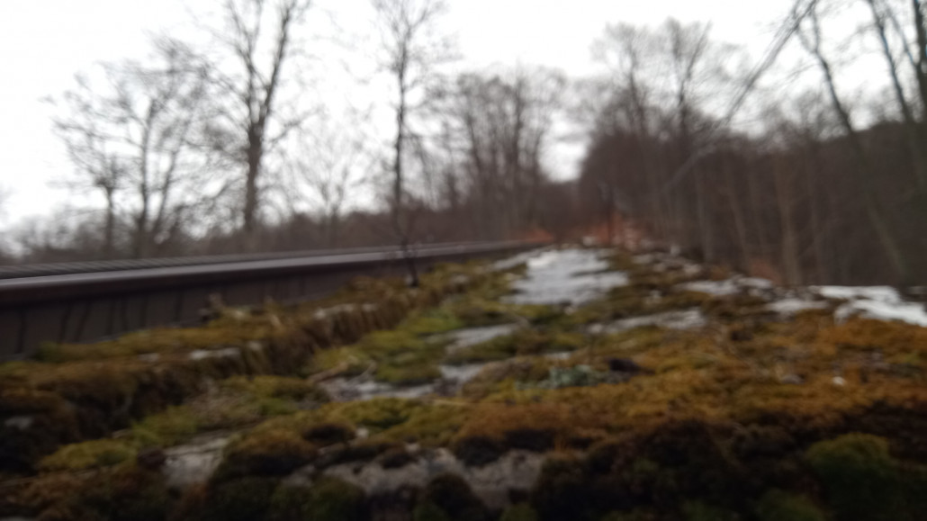 Der Gescheiterte Versuch ein Foto von der Trasse zu machen. Immerhin kann man den Beton im Vordergrund sehr gut erkennen.