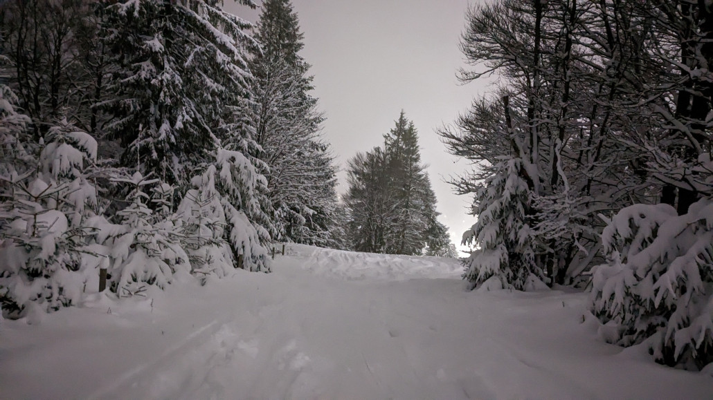 Abends dank Flutlicht auch abseits erstaunlich gute Sicht (nicht fürs Billighandy ;))