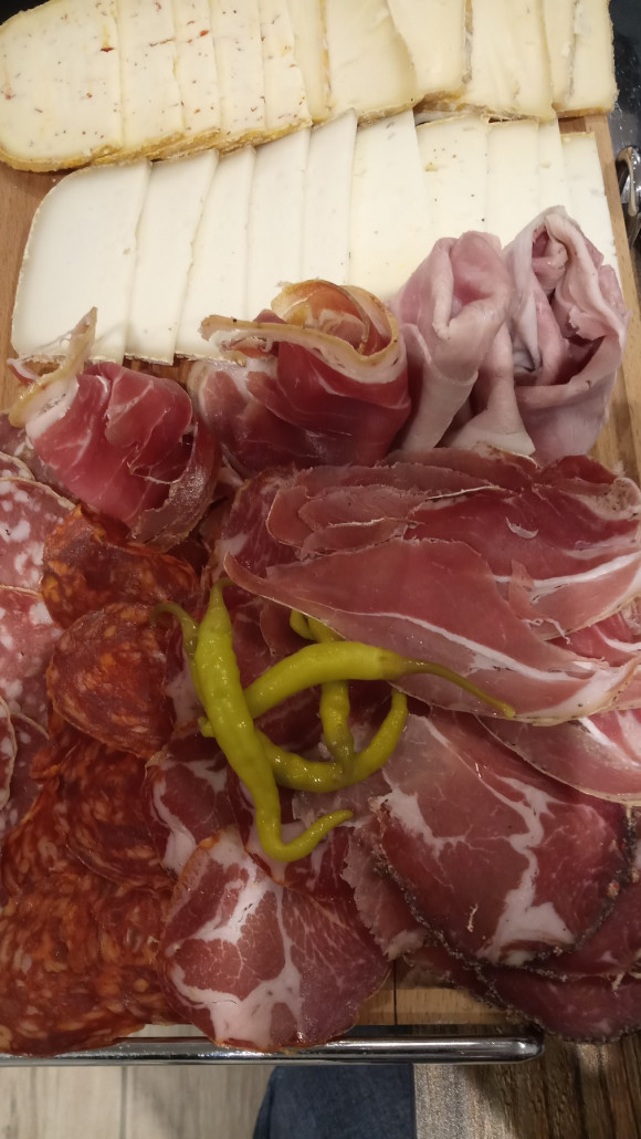 Und so ne Platte mit Wurst, Speck und Käse um das in dem öfchen zu wärmen.