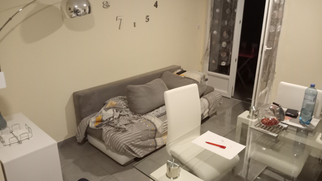 Schlafsofa mit Glastisch. Wer solch einen Tisch mag, bitte. Ich fand diesen sehr unpraktisch mit zwei Glasschieben übereinander bei der sich die untere genau auf höhe der Kniescheiben befand.