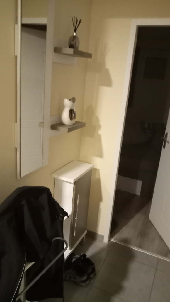 So etwas wie eine Garderobe war auch vorhanden, leider wurden die haken für Jacken vergessen.