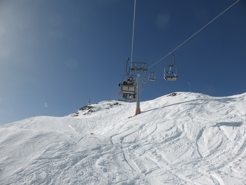 im Frau Hitt Warte Lift. Links vom Lift von oben gesehen ging die blaue Piste runter