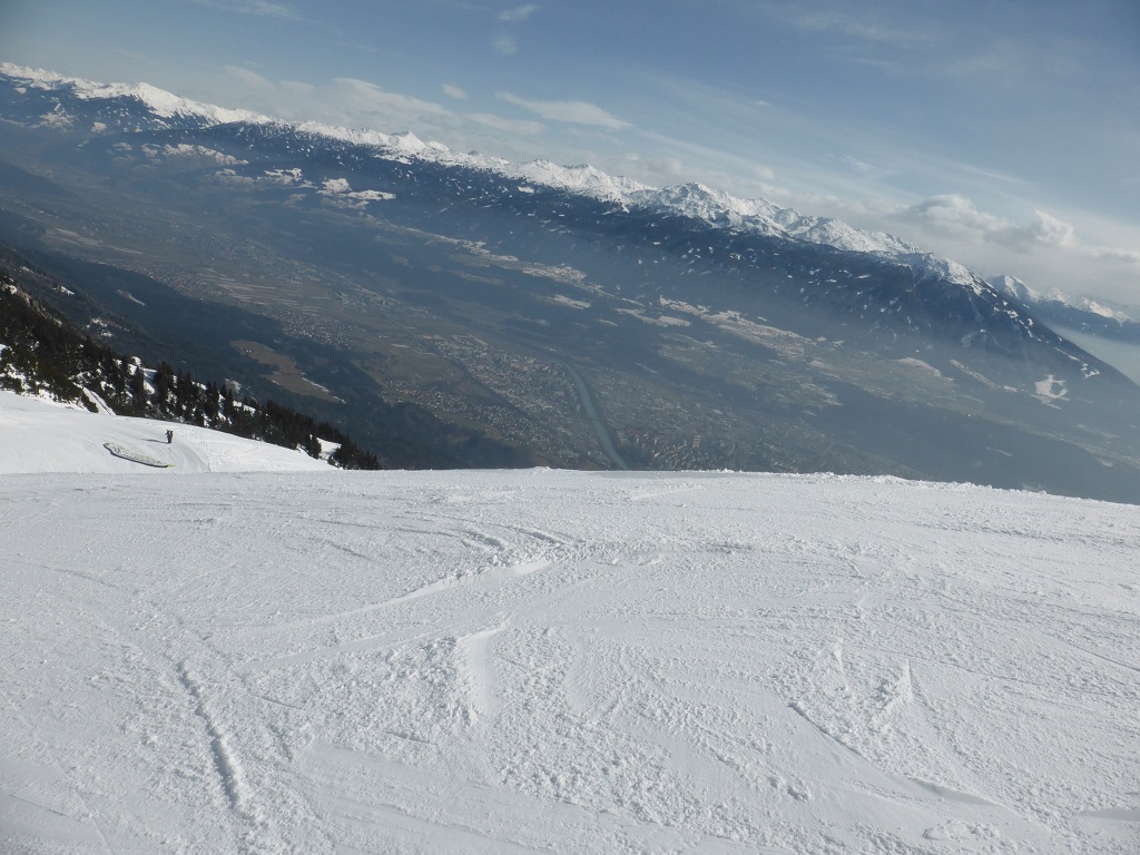 rechts vom Lift gab es auch eine Piste. Ist aber im Pistenplan nicht eingezeichnet. Mit Toppanorama.
