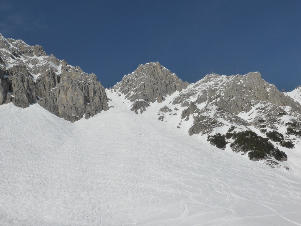 zu den zwei Rinnen muß man wohl etwas aufsteigen, dafür sind sie wohl "leichter". Sagte einer der Boarder. Die Hauptrinne ist ganz rechts