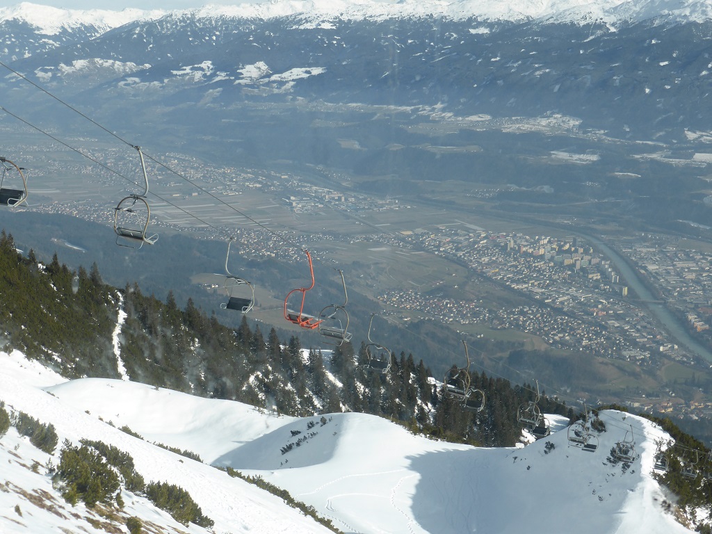 Hätte, hätte Fahrradkette. Das ist der zu dem Zeitpunkt schon geschlossene Sessellift Seegrube. Der zugehörige Hang sieht anspruchsvoll aus.<br /><br />Fazit: eigentlich kein klassischer "Schitag". Waren aber schon ein paar schöne Stunden in Sonne und Schnee mit Dauerpanorama