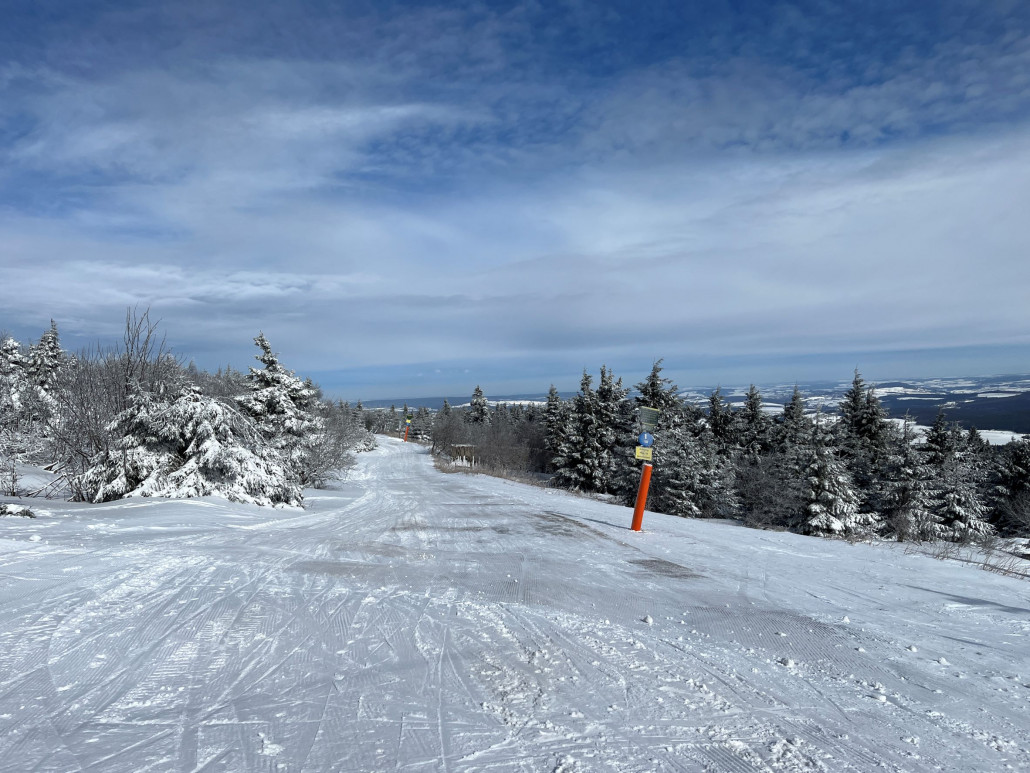 Weiter ging es 10Uhr an die Nordseite, hier der Ziehweg vom Ausstieg des SL Himmelsleiter zur Piste 10 mit Hinweisschild dass diese geschlossen sei
