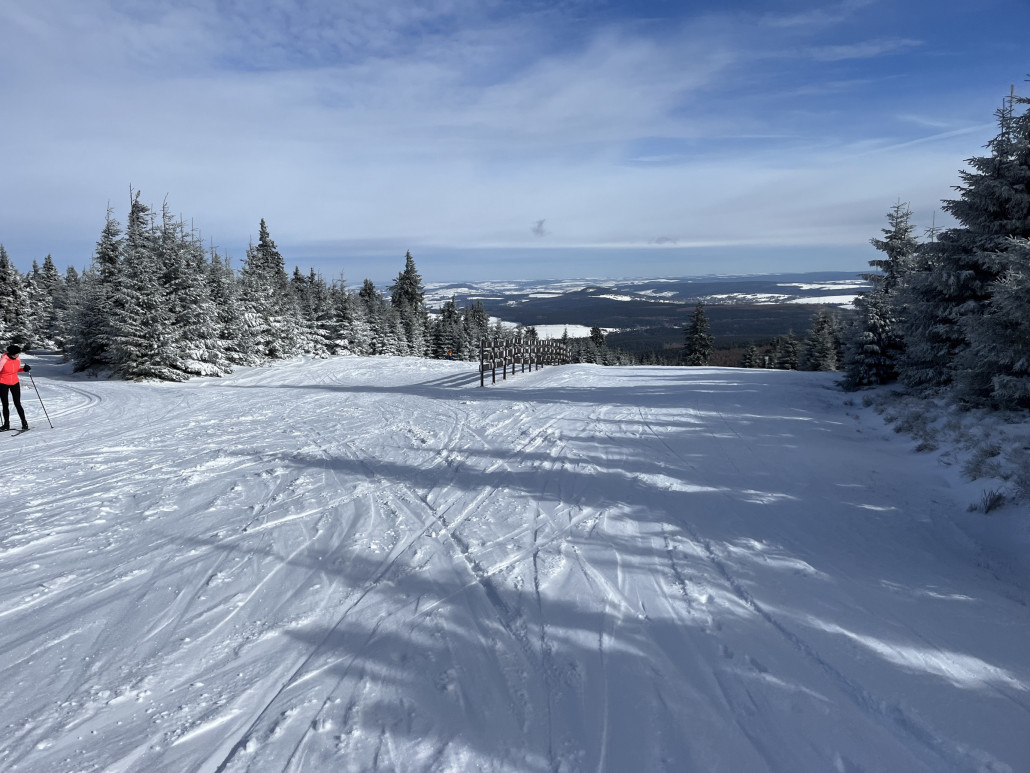 Weiter auf einer geschlossenen und pulvrigen Auflage, hier die Einmündung der Höhenloipe auf die Piste