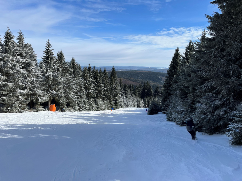 Gleiche Stelle mit Blick talwärts - im Hintergrund der Hassberg/Jelení hora sowie Schmiedeberger Spitzberg/Velky Spicak