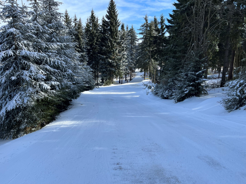 Zufahrt von der Piste 10 zur Talstation des SL Himmelsleiter - dünn aber es reichte ohne Feindkontakt