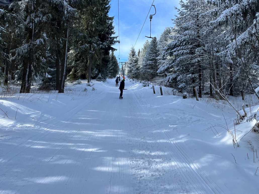 Lifttrasse sehr solide mit Schnee versorgt, viel spannender für uns waren die Schneisen rechts im Gelände