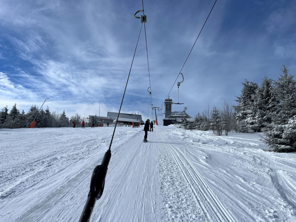 Wieder angekommen am Gipfel ging es nach 3 Runden im Gelände nun links auf die einzige geöffnete Abfahrt am SL