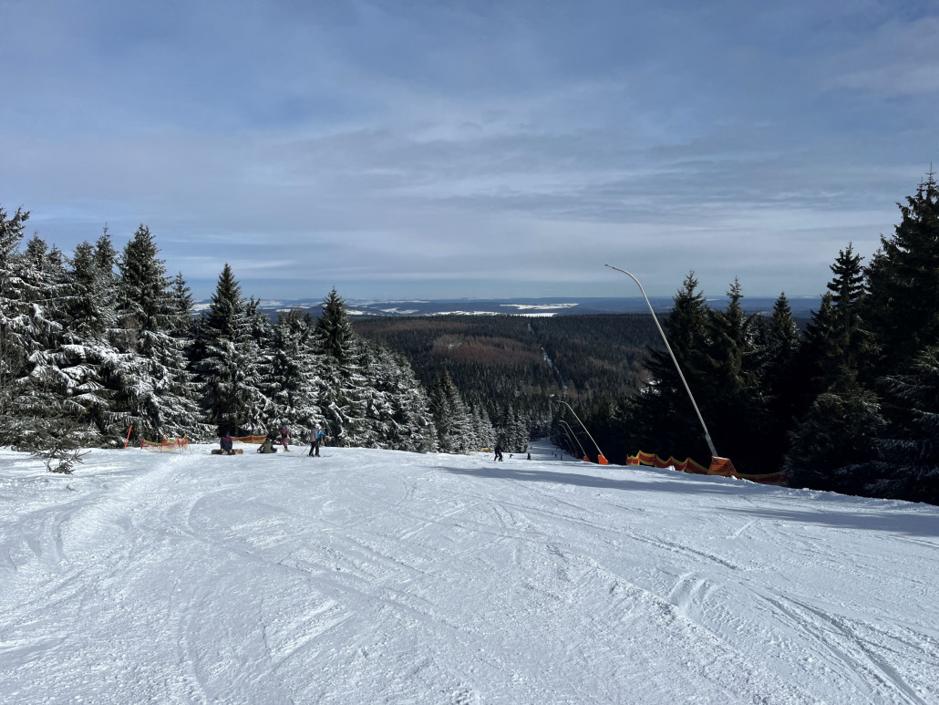 Mittelteil der Abfahrt, an den Lanzen ist die Piste dicker belegt als zu meinem letzten Besuch im Dezember
