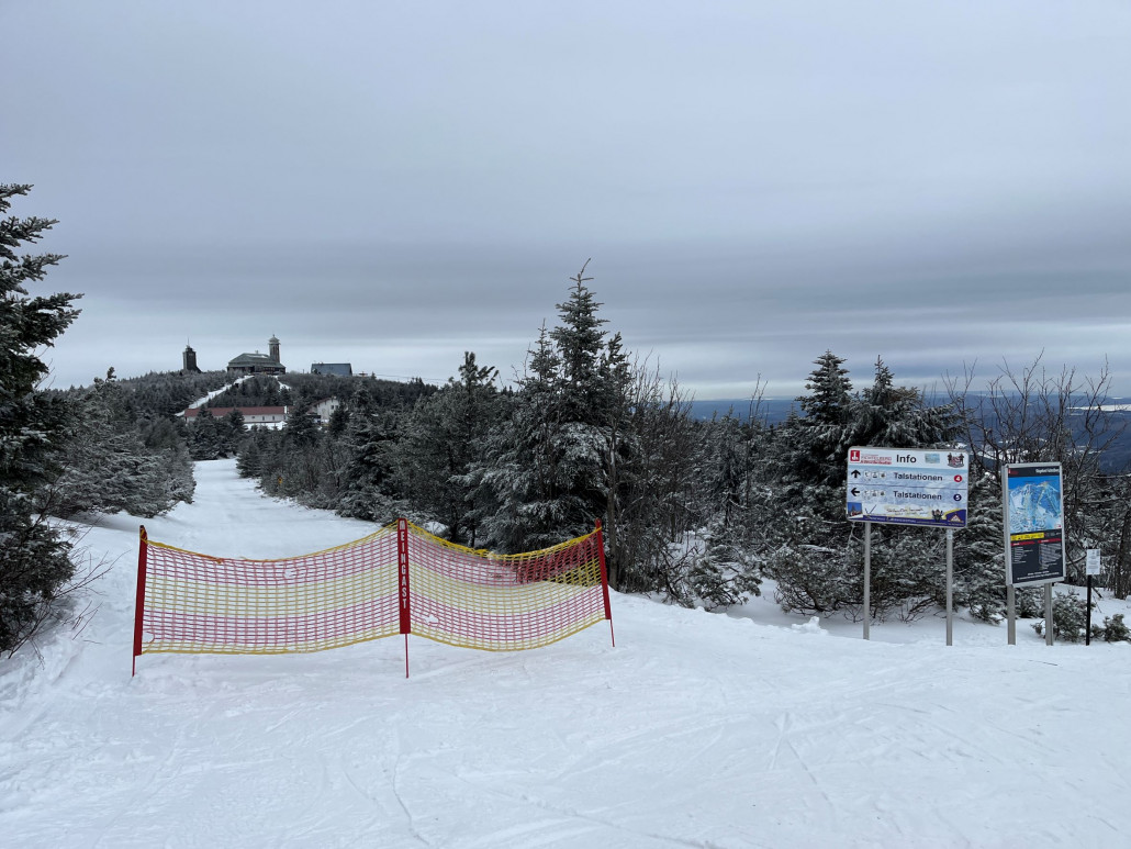 Piste 5 vom Kleinen Fichtelberg zur Fichtelberghütte ebenfalls gesperrt, aber fahrbar war sie sicherlich mit Vorsicht