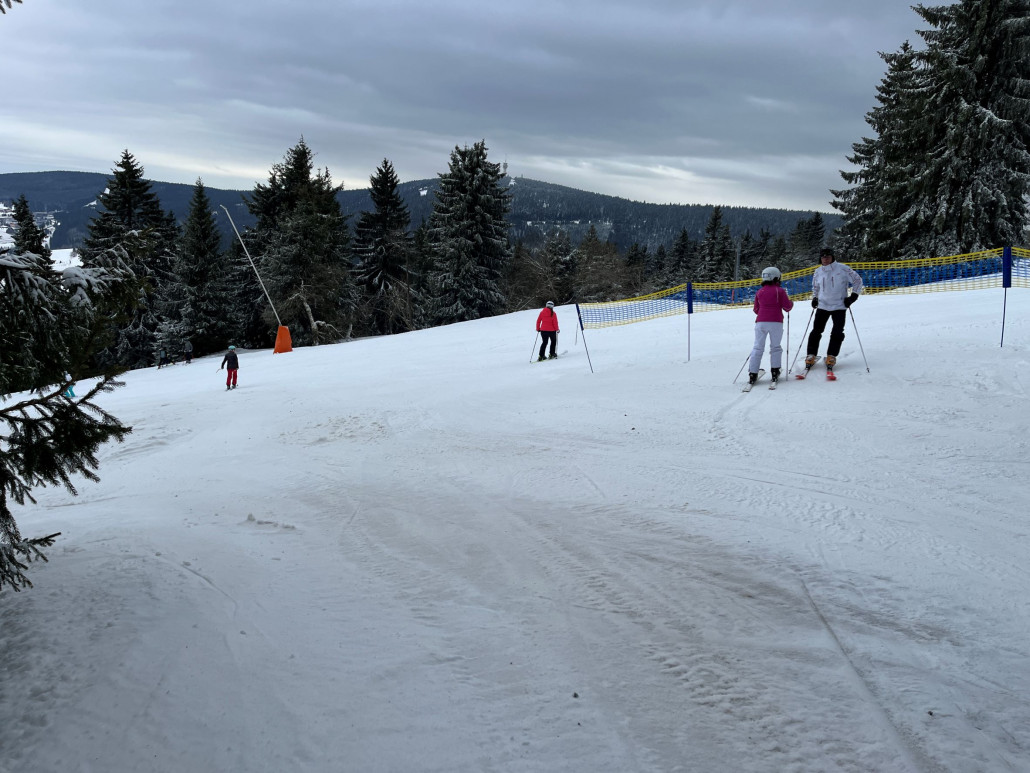 Einzig die Einmündung auf Piste 4 bzw. den Haupthang war kritisch, da kann bzw. muss man dringend Schnee einschieben