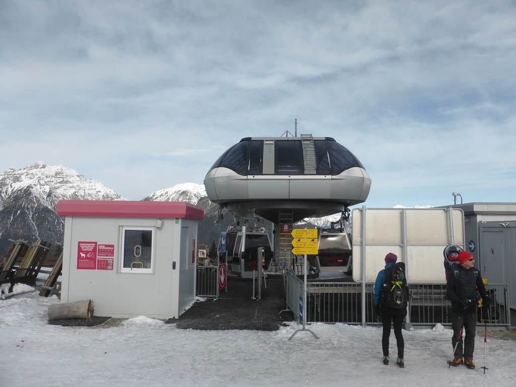 die Bergstation der Serlesgondel, die Hauptanlage im Gebiet