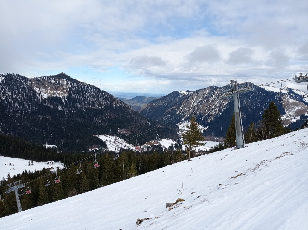 Blick über den Spitzingsattel nach draußen, links die Brecherspitze