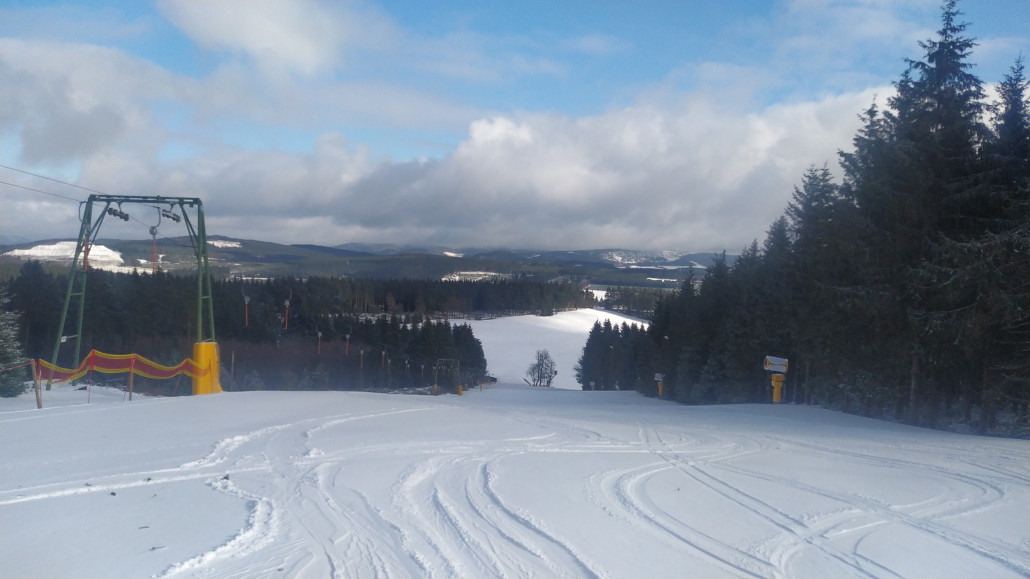 BBX mit verschneiter Sürenberg-Wiese im Hintergrund