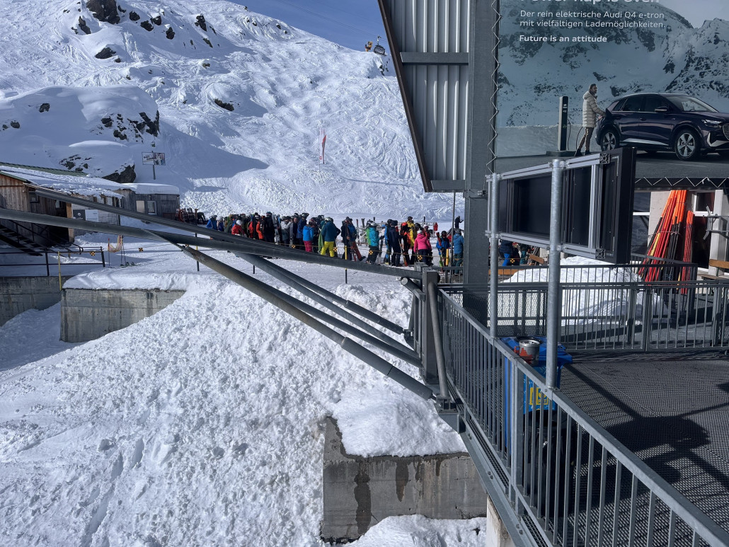 Anstehen an der 2. Sektion. Unten war es angeblich auch nicht besser.