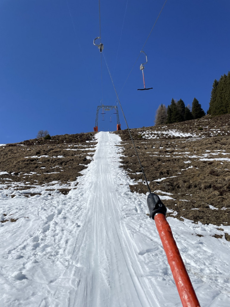Trasse unten knapp mit Schnee, oben ausreichend