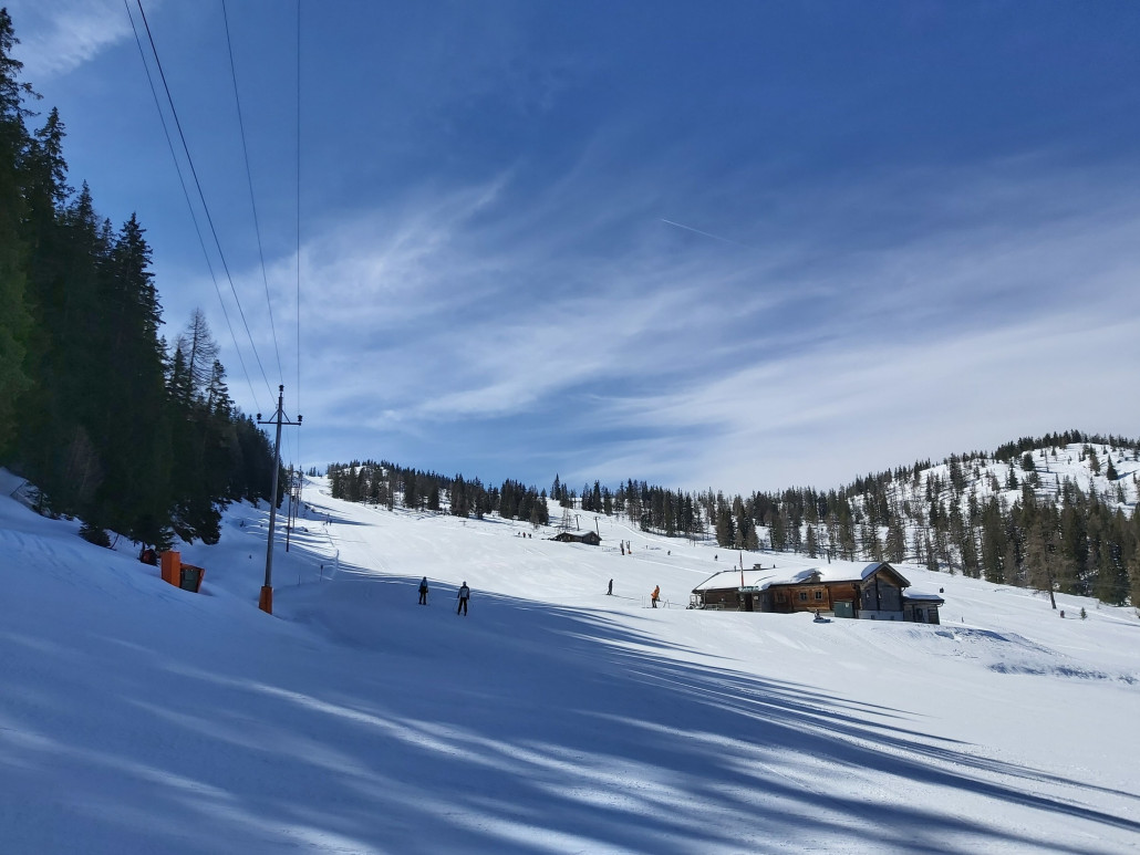 Ab dessen Bergstation wurde der Wald weniger und es wechselt in ein Plateau. Nicht besonders Steil oder sonst was.