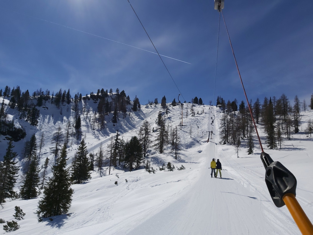 Ich hätte zwar den Ski, doch der Tag war zu schön um ihn im Krankenhaus zu verbringen. Links die Skiteststrecke von Atomic.
