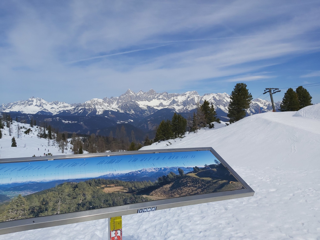 Dachsteinmassiv gerade aus.
