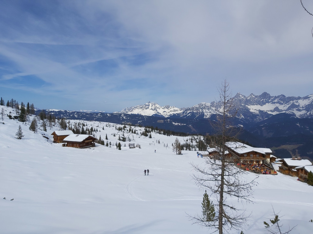 Etwas im Gelände. Zwar klebte es hier und da, doch auch nicht überall. Die Hütte rechts unten, Gespritzter Apfelsaft 3,70, Kassnockerln mit Geselchten und Käse mit kleinen Salat 12,90 und einen Verlängerten für 3,10 Euronen. Fand ich mehr als ok und ein großes Bier 4,70 € wer eines mag.